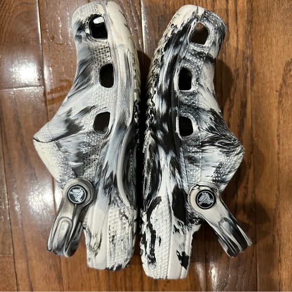CROCS Junior’s Classic Black and White Marbled Clogs with Straps Sz J4 - Picture 2 of 12